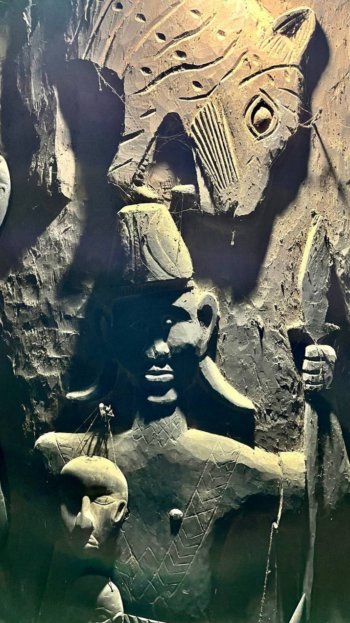 Интерьер дворца верховного короля ана Тонью, деревня Лонгва, штат Нагаленд, Индия. Фото: Леонид Круглов