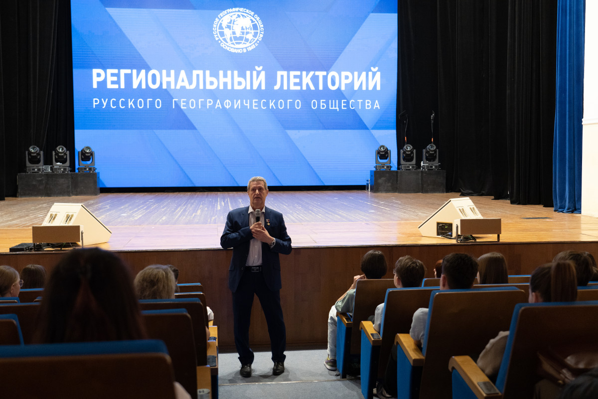 Михаил Малахов отвечает на вопросы зрителей. Фото: пресс-служба ОГИК
