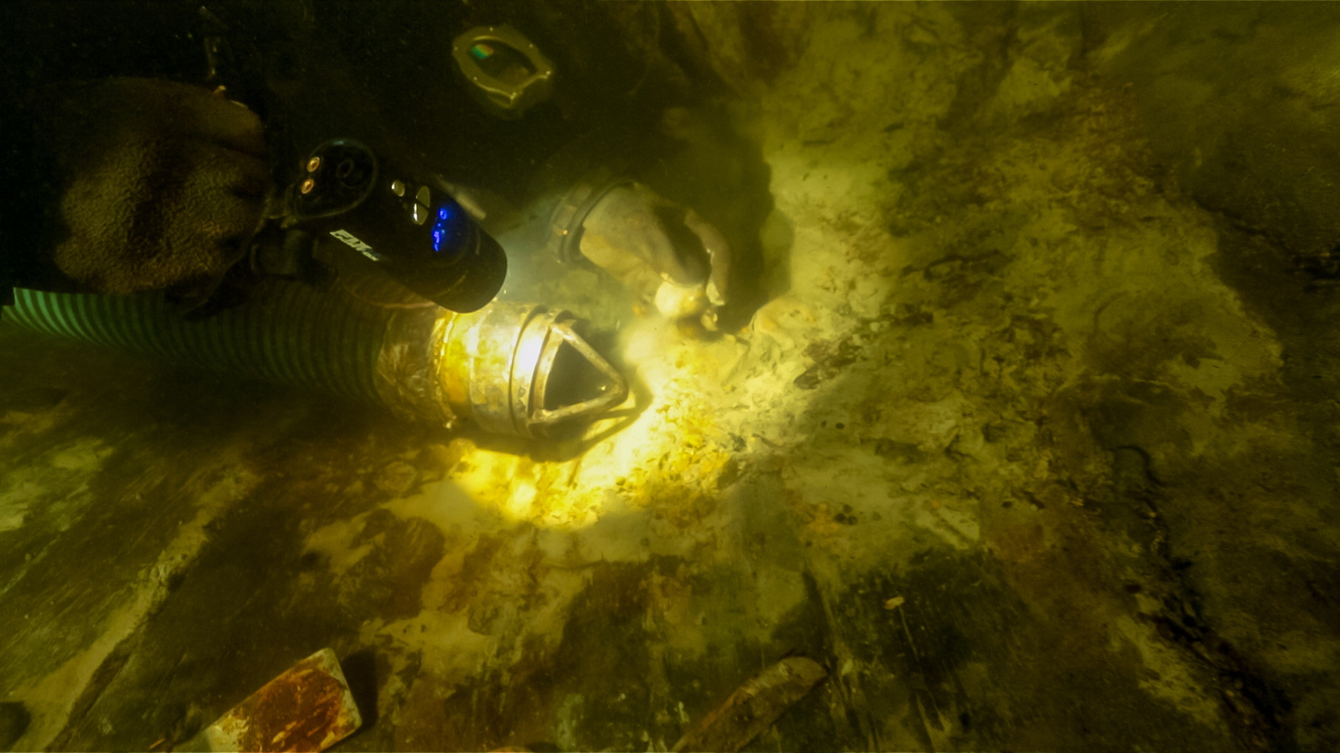 Подводные раскопки во время погружения на судно "Архангел Рафаил". Фото: ЦПИ РГО