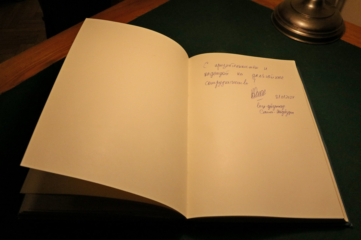 Запись в книге почетных гостей. Фото: Штаб-квартира РГО в Санкт-Петербурге