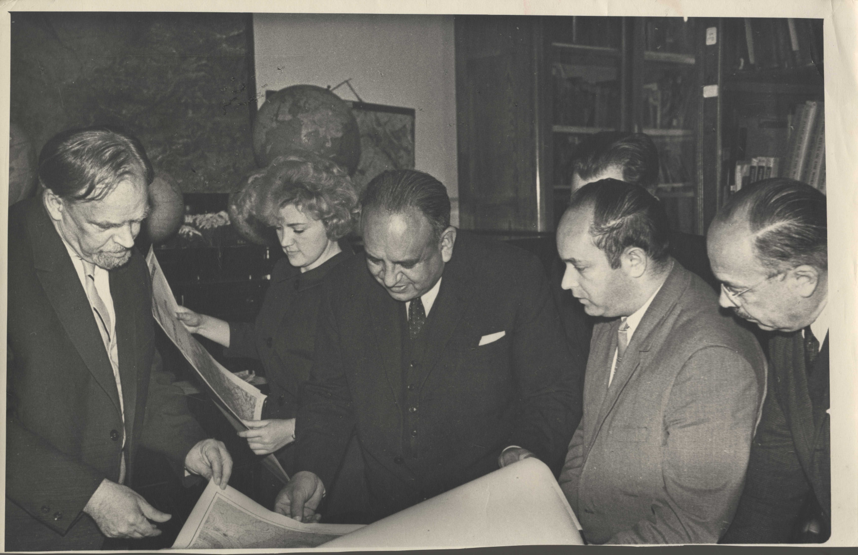 Изображение № 6. Визит делегации учёных из Боливии в Отдел картографии ВГО, 1962.jpg